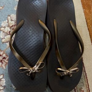 Vionic Sandals with Bow